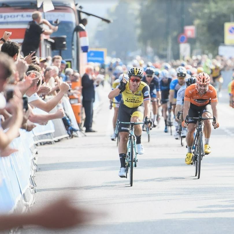 𝘿𝙀 𝙋𝙇𝙊𝙀𝙂𝙀𝙉 𝙕𝙄𝙅𝙉 𝘽𝙀𝙆𝙀𝙉𝘿🤩

Gaat Dylan Groenewegen met BikeExchange-Jayco voor zijn vierde overwinning?🚴

Kijk voor alle vrouwen- en mannenploegen op: veenendaal-veenendaal.nl

#vv22 #ditisveenendaal #veenendaal #veenendaalveenendaal