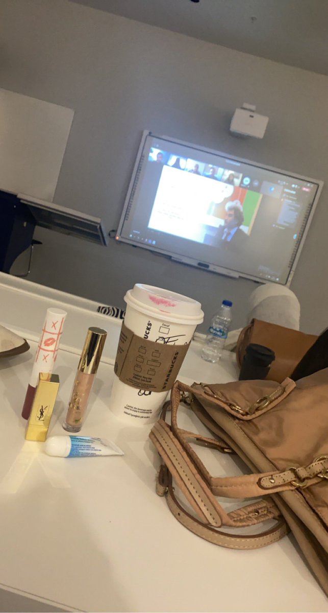 diilarasu's tweet photo. okula kalem defter getirmeyi unutmusum ama cantada üc tane lipgloss var gercekten rezil biriyim https://t.co/jbV6IgbtUd