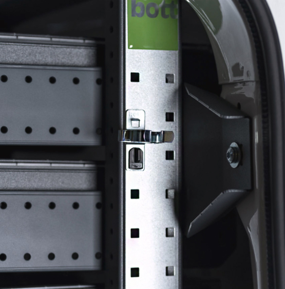 À vos tournevis ! 🔧
Pas de panique, avec les pinces à outils, tout est à portée de main pour vous simplifier la vie. 

🚐📷:  Technic chaleur 

✅Explorez les possibilités d’aménagements ici: bit.ly/36dhwNa

#aménagementdevehicules #bottsmartvan #worksmartbott