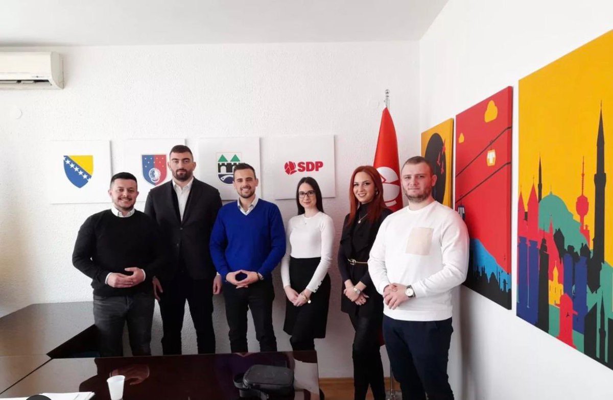 SMDPSCG's tweet photo. 🧍🏻🤝👫 Prethodnog vikenda u 📍#Sarajevo potpredsjednik #SMDPSCG i predsjednik #SMDPSPG @AndrijaKlikovac sastao se sa predstavnicima Kantonalnog odbora SDP Sarajevo. https://t.co/b8z3tdCVeM