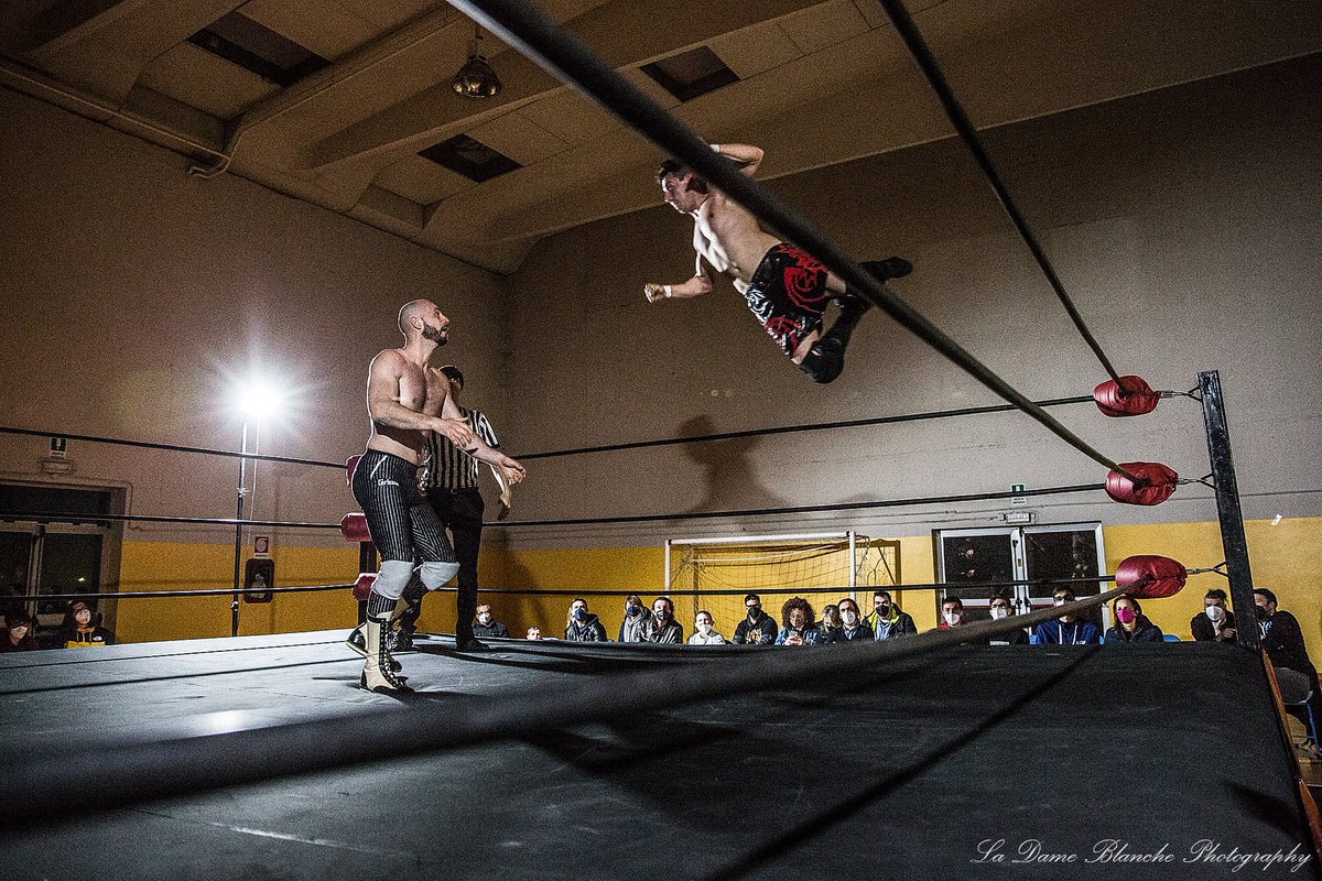 RisingSunItaly's tweet photo. #MattDisaster challenged #AlessandroCorleone for the #RisingSun #WorldChampionship last #Saturday: at https://t.co/Nw6gIvBUPl you can find presale of digital event!
#Wrestling #WrestlingItaliano #MatchTitolato #Sabato #LottaLibera #Match #Lotta #Fight #Show https://t.co/ggMCFZnlzx