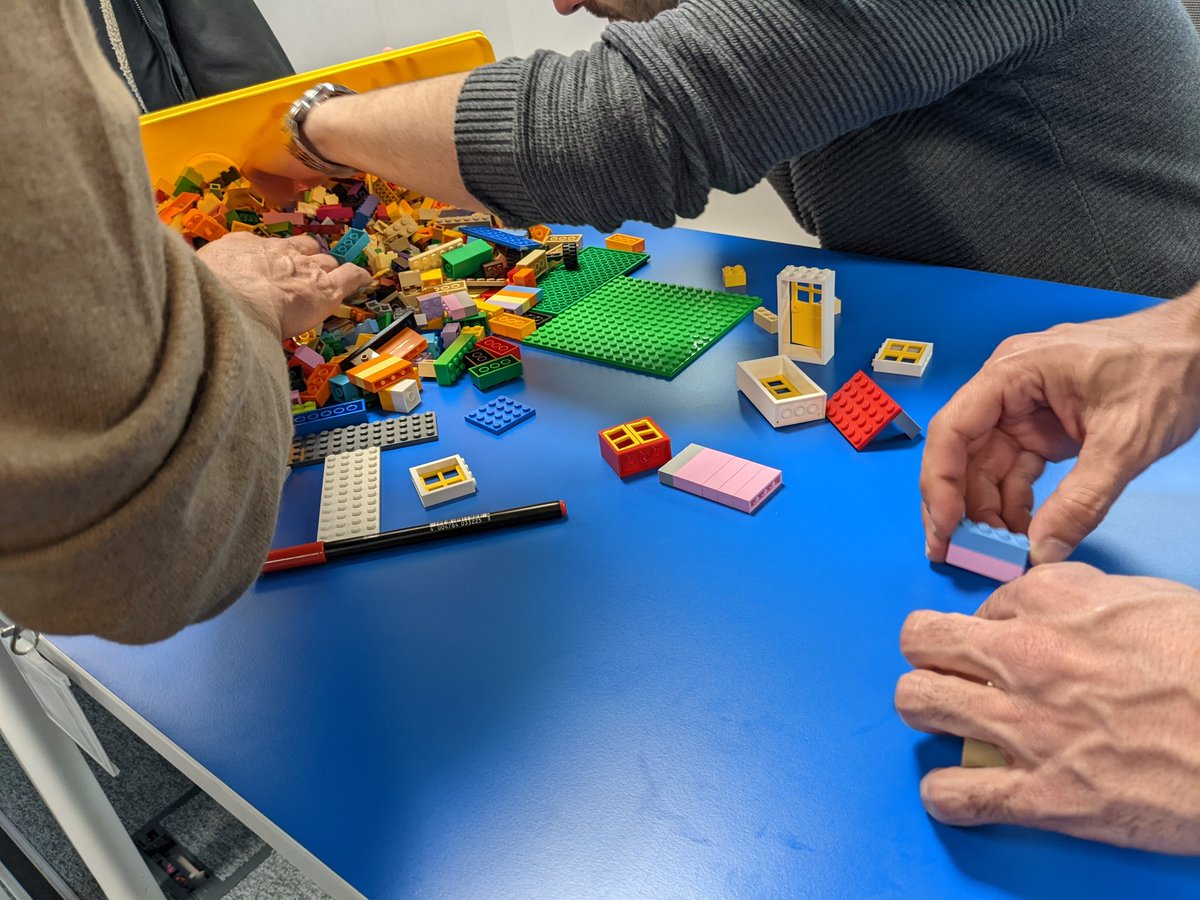 ClanDigitalExp's tweet photo. ¡A construir una ciudad con legos bajo un marco agile! 😱
#digitalvass #clandigitalexperience #pepesec #digitalbrunch #lifevass https://t.co/AkBGSDwV3N