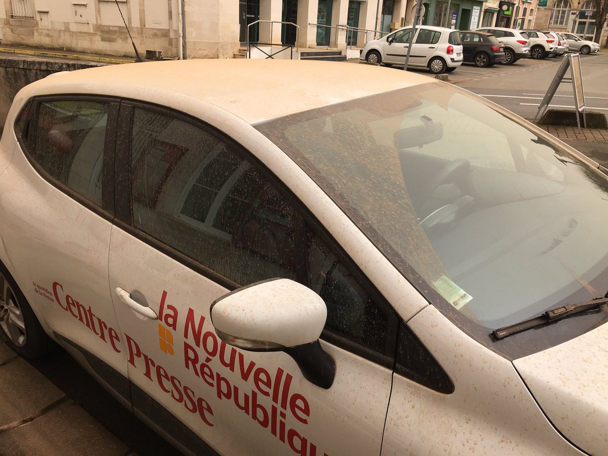 del_leger's tweet photo. Coup de sirocco pour la NRChauvigny ce matin #tempetedesable #cieltoutjaune #lanouvellerepublique https://t.co/3JDVRpuL8w