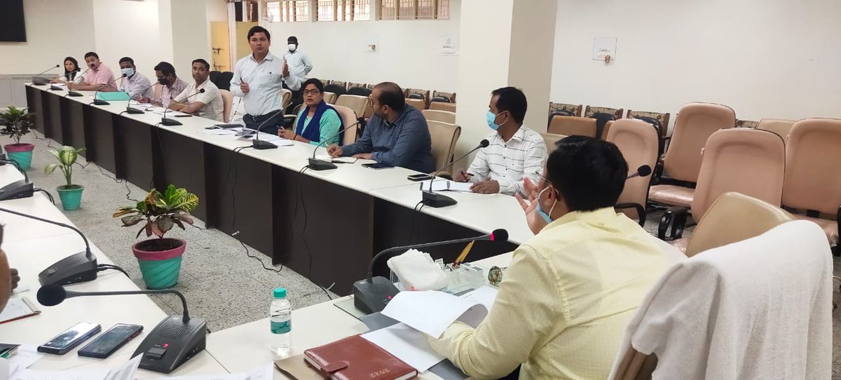 प्रधानमंत्री स्वनिधि योजना के तहत वितरित ऋणों की प्रगति की समीक्षा बैठक पी0ओ0 डूडा, एल0डी0एम0, समस्त अधिशासी अधिकारी एवं संबंधित बैंकों के मैनेजर के साथ कलेक्ट्रेट सभागार में संपन्न कर आवश्यक निर्देश दिए