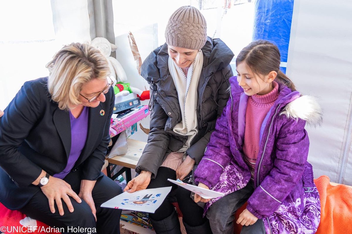 SvenjaSchulze68's tweet photo. Mich hat beim Besuch in Sighet gestern bewegt, wie stark die Frauen &amp; Kinder sind, die traumatisches erleben mussten. @UNICEF ist ein langjähriger enger Partner der deutschen Entwicklungszusammenarbeit. #leavenochildbehind – das ist unser gemeinsames Anliegen! https://t.co/N6U5KOMbNo