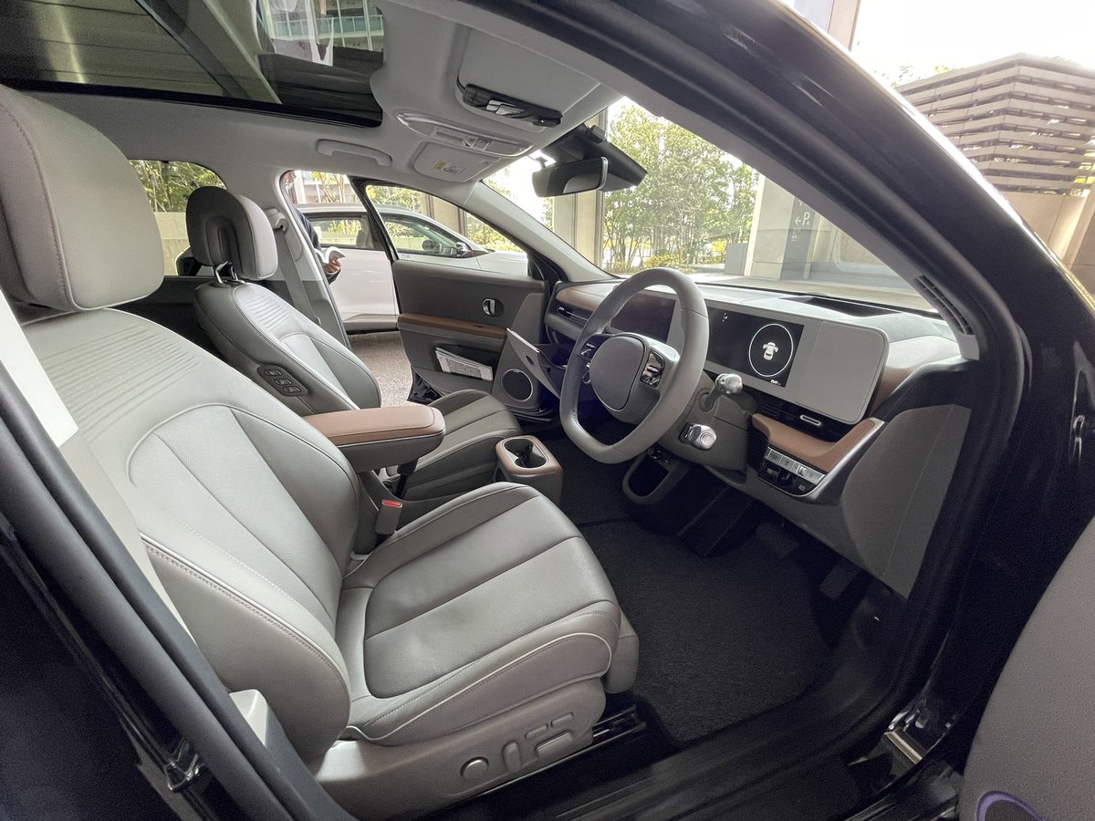 hiro_o4ll's tweet image. #IONIC5 乗ってきました😇
スタートスイッチボタン以外は想像以上のできばえでびっくり。
乗り心地は欧州車依り。
シート含むインテリアはアジアンフィットな感じ。
パワーの出方はテスラよりは劣るけど、リーフ以上。
フロントアームレストは後に動くからフロント広々。

この車いいね😆