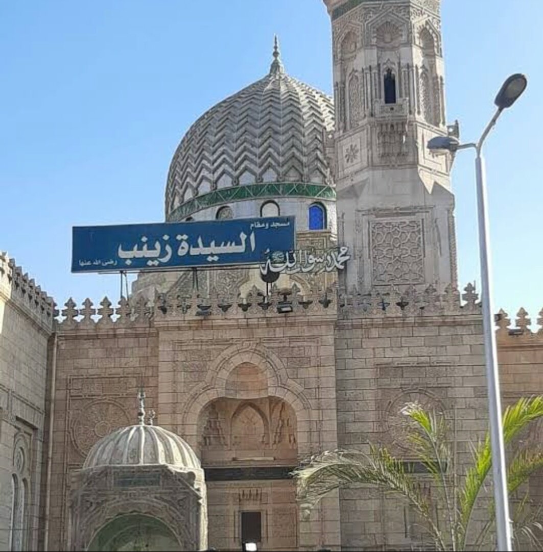 ZahraFatoom's tweet photo. ارتدت اجمل ما لديها من ملابس الحب و العطاء ملابس من نور محمد مذهبه بخيوط الصبر الجميل و الكرم مرصعه بالعفه و الجمال سحر خاص لتلك المرأه التي اخلاقها مضيئه كالألماس  عليها السلام 👑💓💓💓 https://t.co/O3CZQ6EgyG
