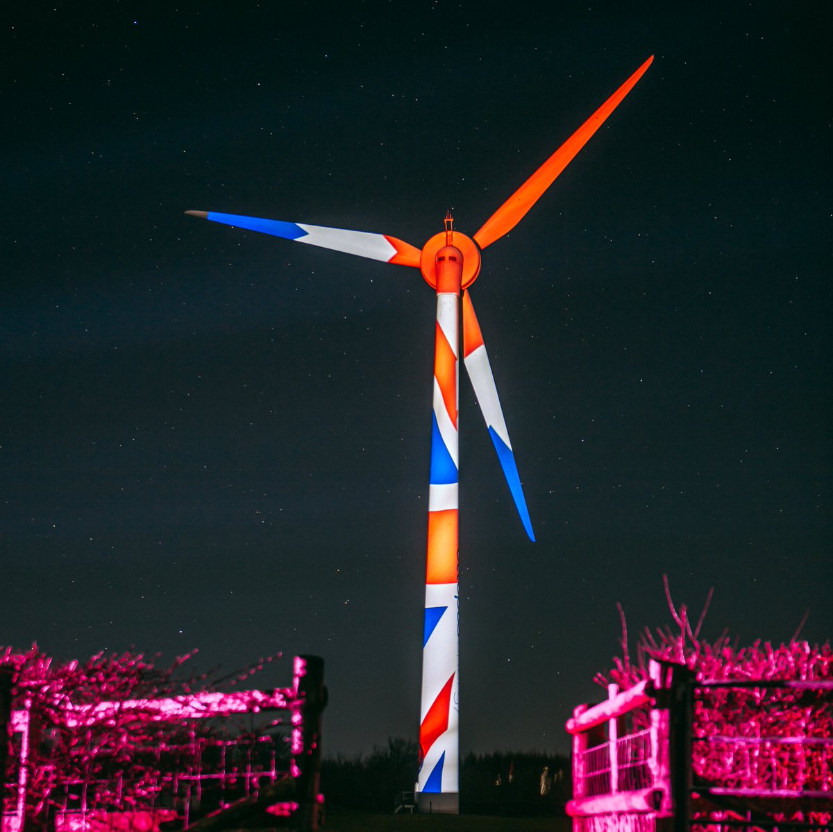 OctopusEnergy's tweet photo. Every new British turbine helps to drive the price of power down and end our dependence on gas.

👇 People near this turbine already get 50% cheaper power when the wind's blowing. We reckon that's how the whole system should work.

Let's build more wind. 
https://t.co/WBcilAIy2m https://t.co/Lcjb32zAWo