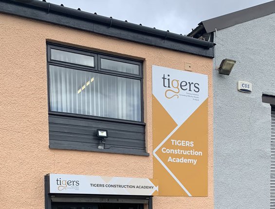 Building new futures in construction with our new <a href="/TBF_Glasgow/">Towards Better Futures</a> Next Steps <a href="/TIGERSConstAcad/">Tigers Construction Academy</a> programme that started yesterday! 👷🏽‍♀️👷🏼 Good luck to our Glasgow school leavers who will learn hands on practical construction skills over the next 6 weeks! #training #skills #glasgow