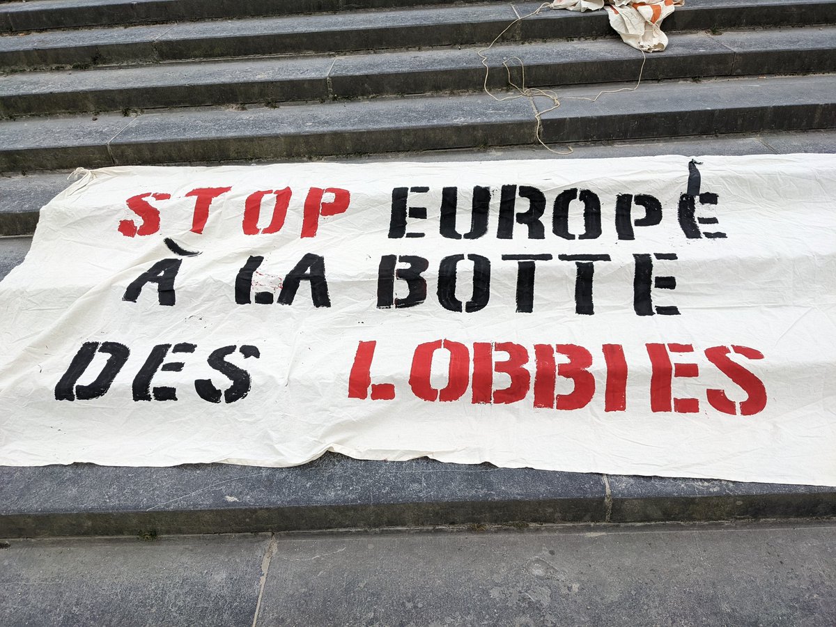 Préparation pour le buffet paysan. Rejoignez-nous à 12h30 au Mont des arts. #NoFFA #NoFutureForAgrotoxics #NoFutureForAgribusiness