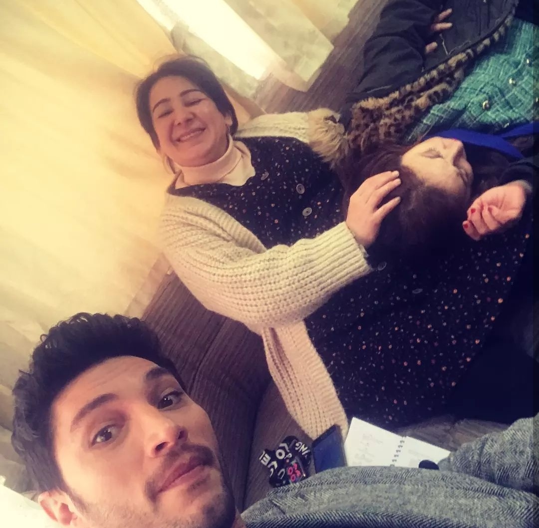 Michelle_amanim's tweet photo. Ilhan ve Menekse ve gunaykaracaoglu on break ❤️❤️🎬
@/zeynepkankonde IG
#ilhanşen #İlhanŞen #AşkMantıkİntikam #OzanKorfalı #ZümrütKorfalı #menekse #EsZan https://t.co/XNzdDu4he2