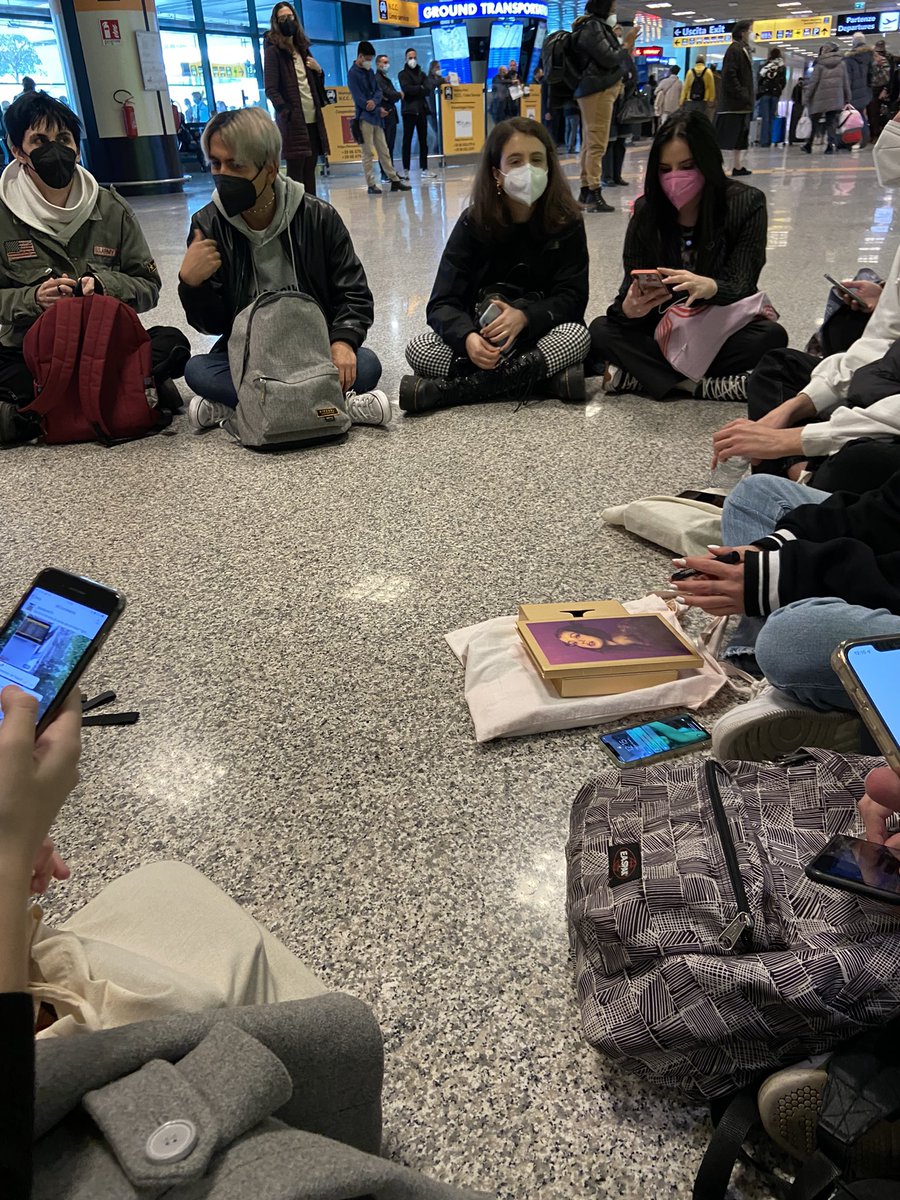 PINKSGAZE's tweet photo. WAITING FOR #LISA in rome!! can’t wait <3 #lisaromana https://t.co/JYYObA4S9x