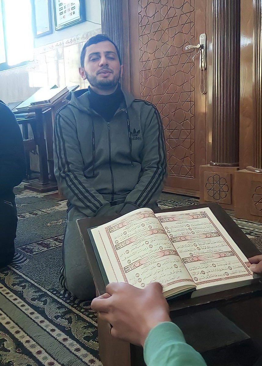 ScreenMix's tweet photo. في جلسة واحدة :

أستطاع الشاب الفلسطيني جميل وافي من غزة تسميع القرآن الكريم كاملاً غيباً من صلاة الفجر و حتى صلاة الظهر 🇵🇸 https://t.co/H2vdH3crxy