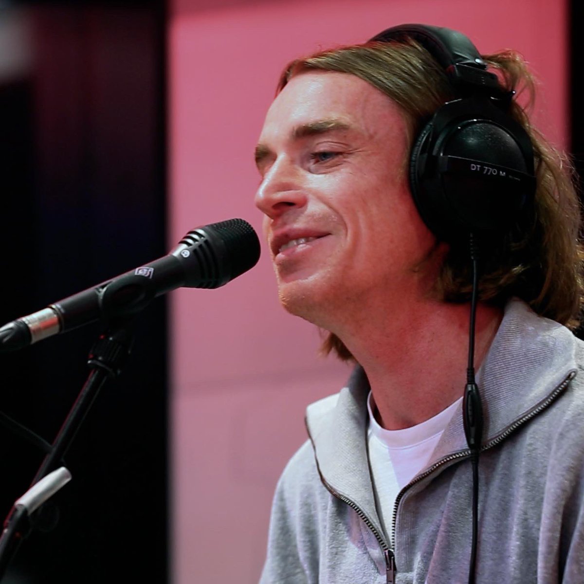 PaulDeMontreuil's tweet photo. Le nouvel épisode du LAB est en ligne ! Avec @benmazue en mini-concert et interview 🙏
Merci pour ces moments de partage et de musique.
Le LAB VIRGIN RADIO, le podcast audio, dispo sur toute les plateformes et sur l’appli virgin radio.
#benmazue #interview #music #lelabvr https://t.co/J9BmQfUGeD