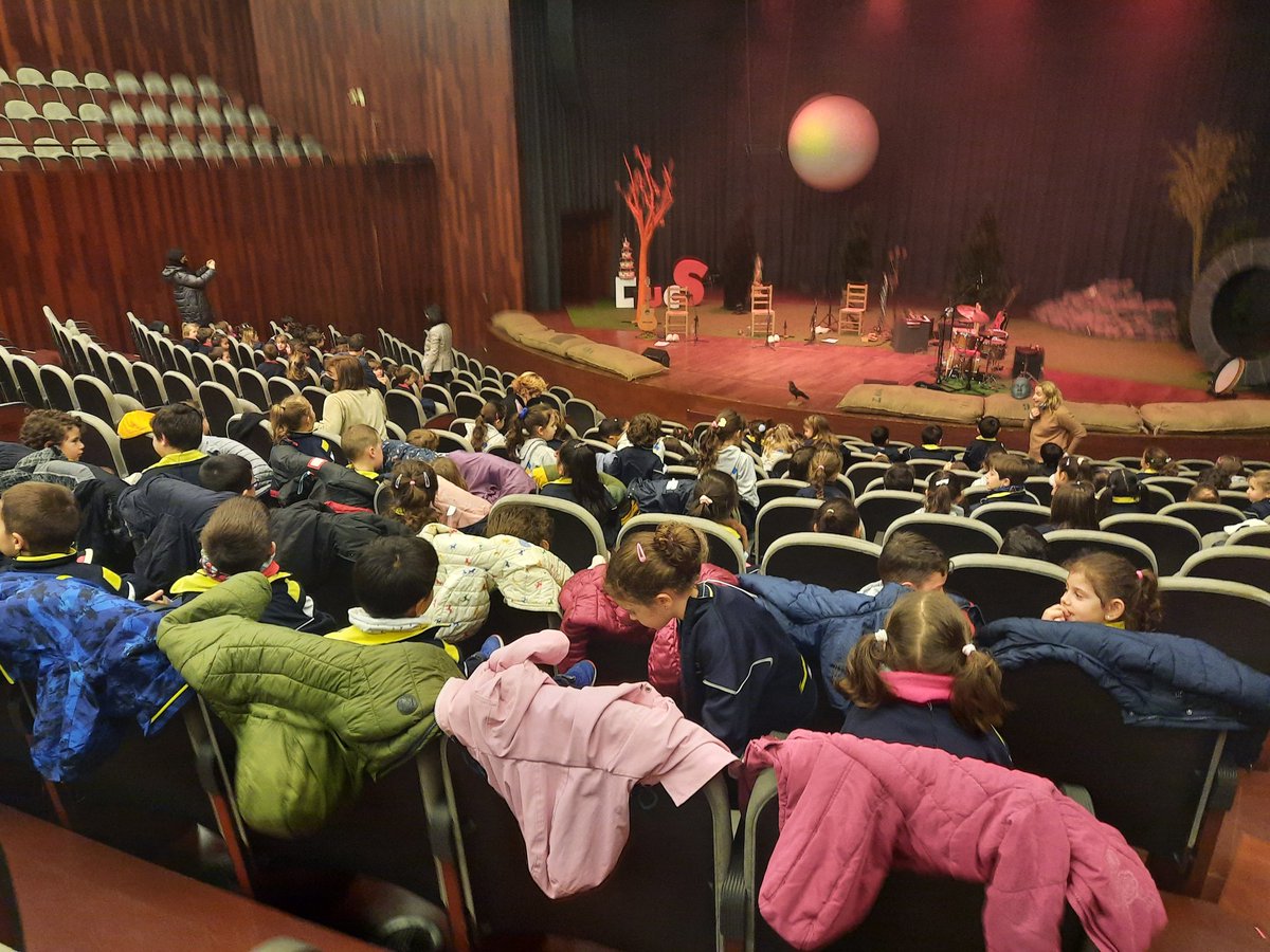 laudrupat's tweet photo. Els nens i nenes de P4 i P5 hem gaudit molt de l'espectacle a l'@auditoribcn i ja estem a la nostra escola @immaculadahorta !!
@MagdaCollCamps @Maria94ICH 
@Cristina_Font21 https://t.co/2S4LUcVF6B