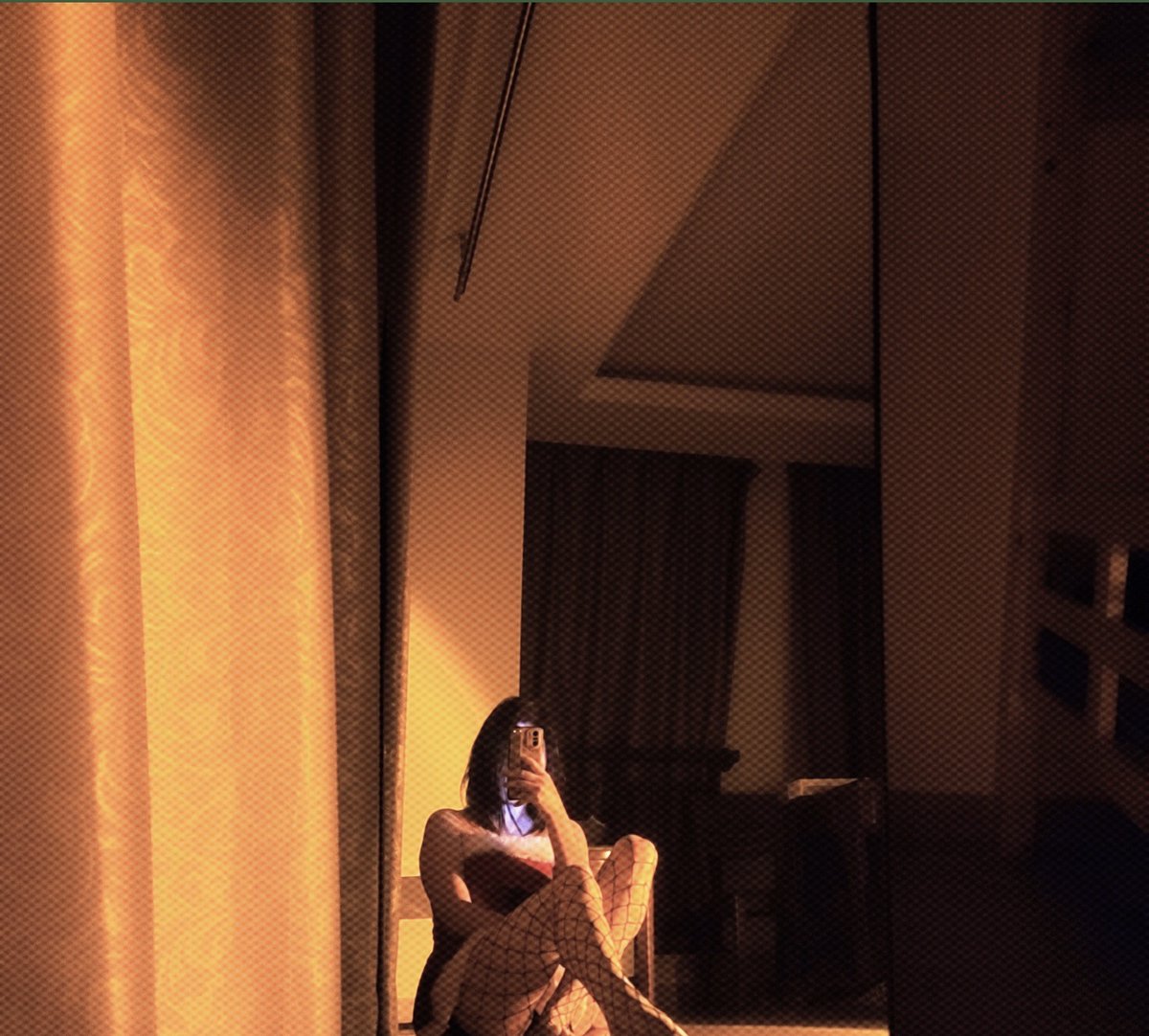 小姐姐鱼网袜很有 feel 哦