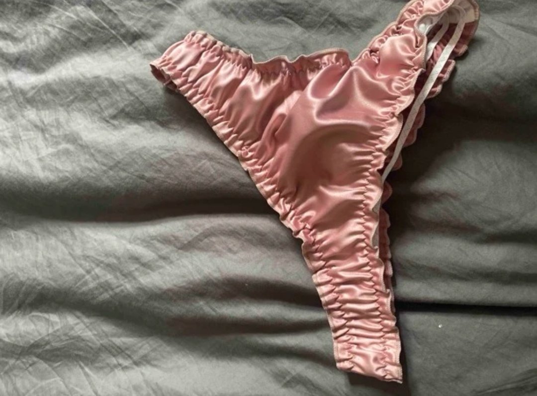 Emma71498469's tweet photo. What would you do with them?

Dm to till me 😜

#Thong  #underwhere #PantiesDay #knickers #usedpanties #knickersforsale https://t.co/fgLY02jTyb