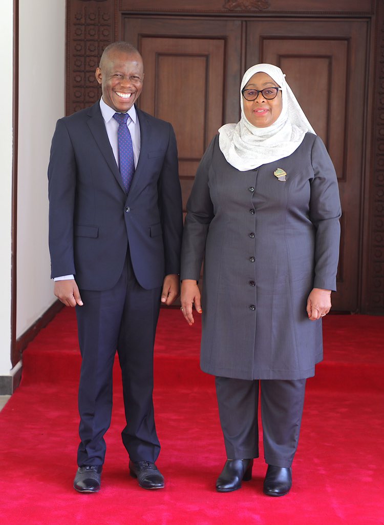 ikulumawasliano's tweet photo. Rais wa Jamhuri ya Muungano wa Tanzania Mhe. Samia Suluhu Hassan akiwa katika picha ya pamoja na Balozi wa Tanzania nchini Malawi Humphrey Polepole mara baada ya hafla fupi ya Uapisho iliyofanyika Ikulu Chamwino Mkoani Dodoma. @venusnyota https://t.co/GpFhzUj9xk