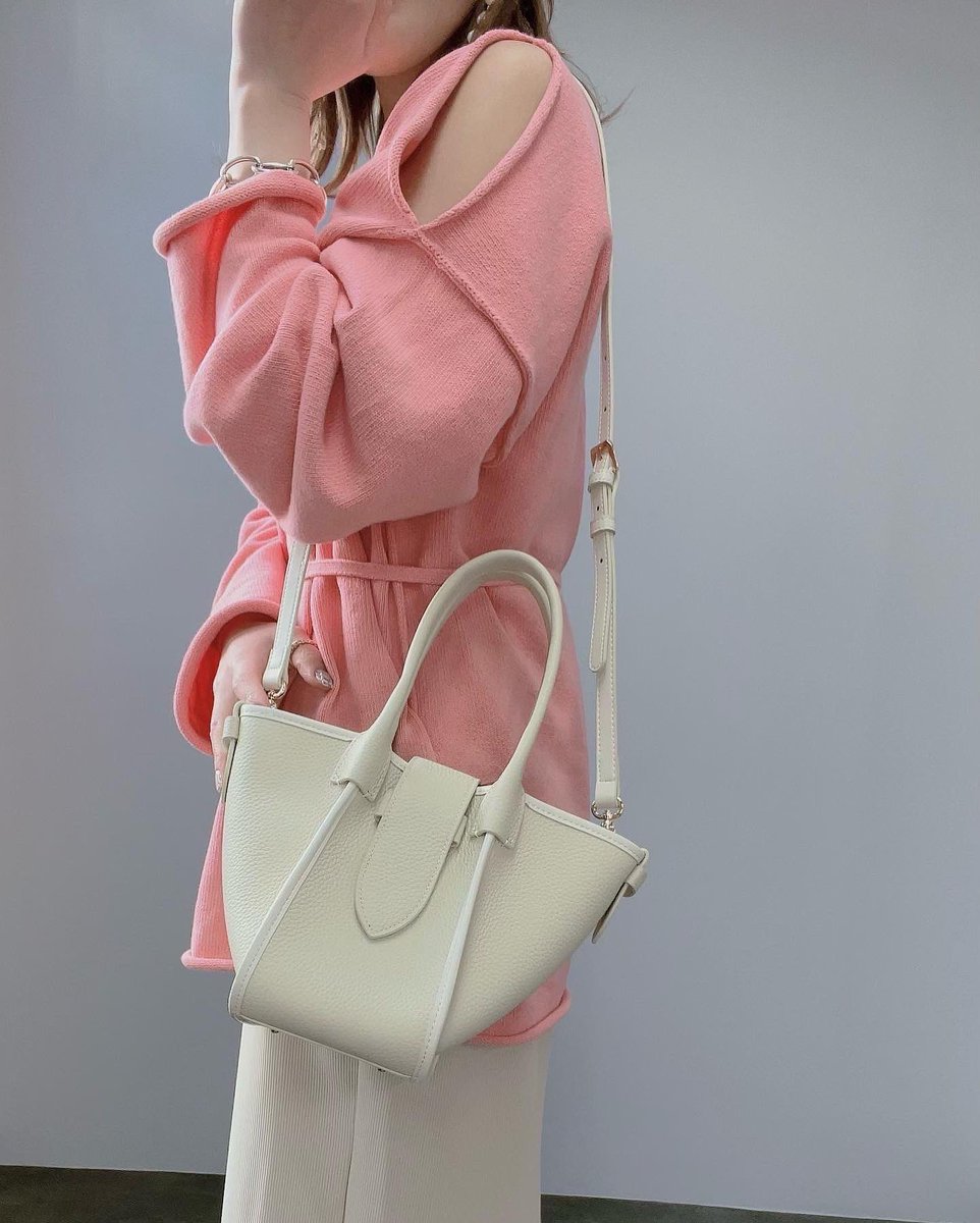 eri_happylife7's tweet photo. #今日のコーデ
#knit
#skirt
#mystic
#sandals
#rosebud
#bag
#GUSCIO
@guscio_italy
ピンクの紐、どこで落としたのだろう😭 https://t.co/iICunDQ15P