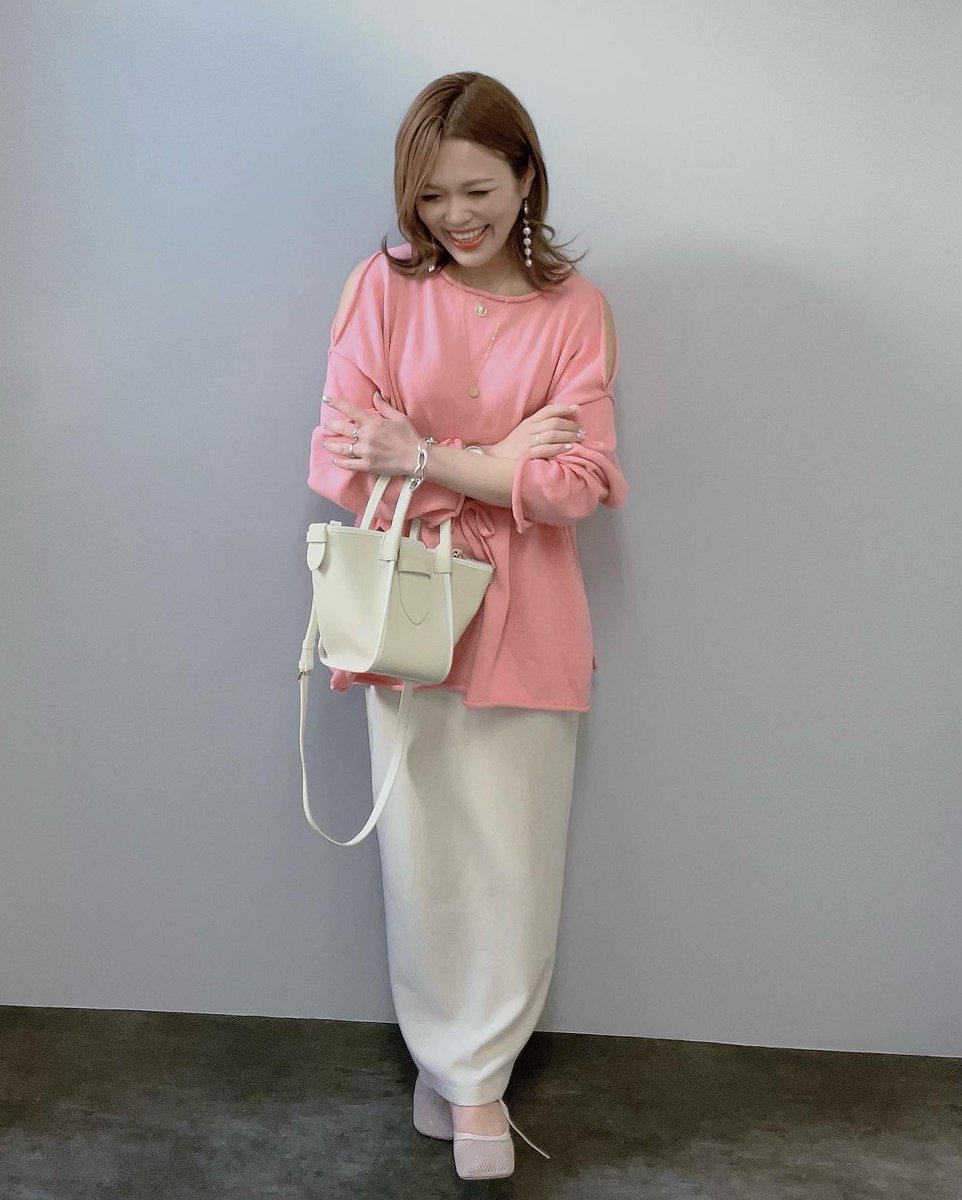 eri_happylife7's tweet photo. #今日のコーデ
#knit
#skirt
#mystic
#sandals
#rosebud
#bag
#GUSCIO
@guscio_italy
ピンクの紐、どこで落としたのだろう😭 https://t.co/iICunDQ15P