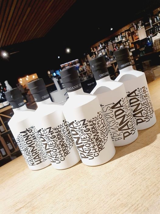 vinsbrunin's tweet photo. Ils se sont fait attendre 😁 le gin 🐼 Panda 🐼 designé par l'artiste Denis Meyers originaire de Tournai est disponible dès aujourd’hui en magasin 🤩
#gin #collector #panda #limitededition #gift #Brunin #denismeyers https://t.co/HVzIHV7IUK