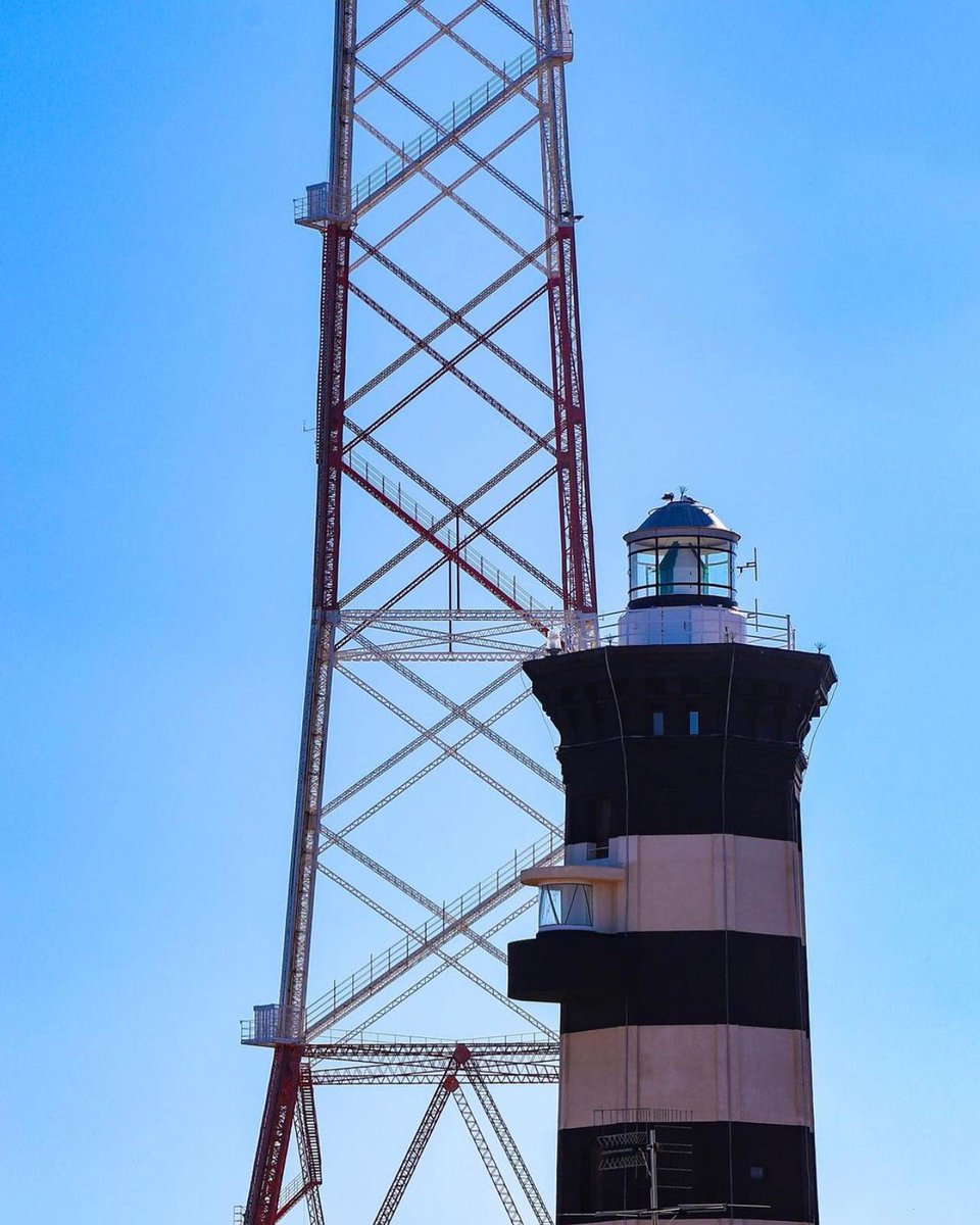 giuseppetrimarc's tweet photo. Faro e Pilone, i due simboli di #TorreFaro di Messina. (Foto da Pro Loco Capo Peloro su fb) https://t.co/Lye1pnYTF8