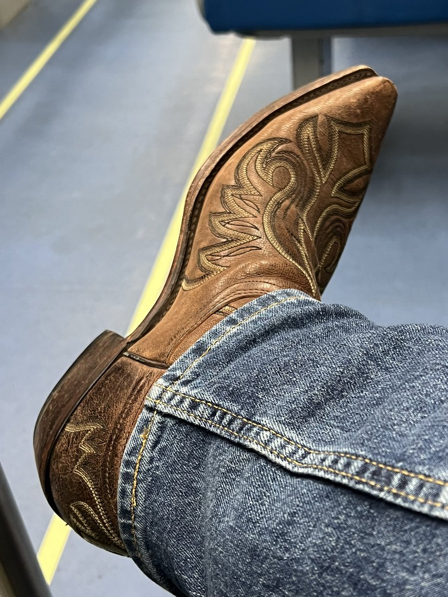 PedalFanYt's tweet photo. Up at the crack of dawn and NO COFFEE!!! πβοΈ
At least I got to the train on time.
It may not be driving, but we can address that later.
#CowboyBoots #Luchesse #boots #bootedCommute #noCoffeeisWrong https://t.co/WwkQ1r3nqg