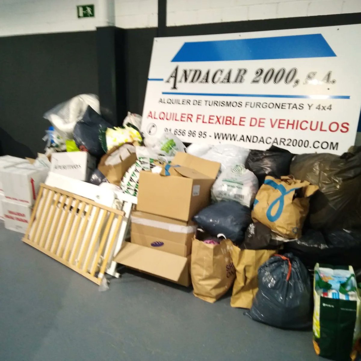 ANDACAR2000SA's tweet photo. Desde ANDACAR queremos poner nuestro granito de arena y ayudar al envio de materiales basicos.  Proponemos  del 15 hasta el 25 de marzo , podeis dejar en nuestras oficinas de Castellón Nuestros compañeros viajaran hasta la frontera de ucrania en 4 furgonetas grandes. https://t.co/k8C9ZTdrfv