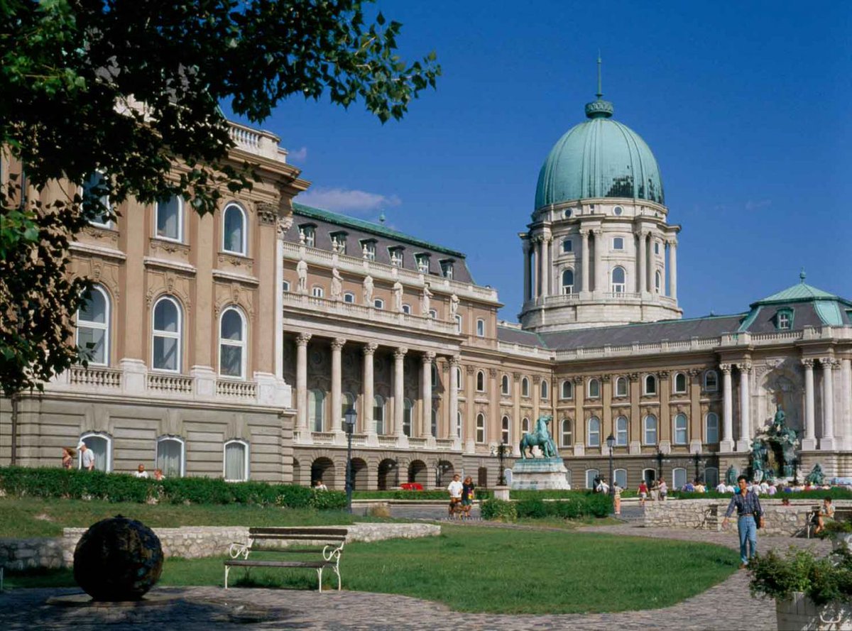studyabroadcub's tweet photo. 🖼Hungarian National Gallery
Paintings and sculptures by Hungarian masters!
https://t.co/259sIMGrc4

📍1014 Budapest, Szent György tér 2. https://t.co/cmPqLzALO2