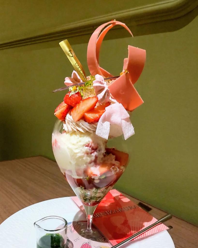 まりえまり 今日から始まったデリーモ東京カフェ大丸東京限定のベニザクラ なんて素敵 ミルキーな苺と桜に抹茶の苦味がベストマッチ 求肥がリボンみたいで可愛い とにかく美味しいパフェ デリーモ パフェ スイーツ部 カフェ チョコレート