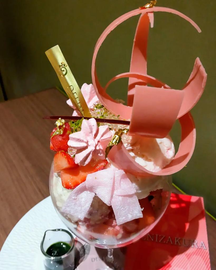 まりえまり 今日から始まったデリーモ東京カフェ大丸東京限定のベニザクラ なんて素敵 ミルキーな苺と桜に抹茶の苦味がベストマッチ 求肥がリボンみたいで可愛い とにかく美味しいパフェ デリーモ パフェ スイーツ部 カフェ チョコレート