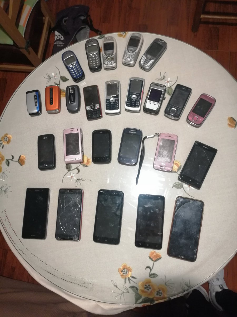 portesxtS's tweet photo. Las fases de la adolescencia de lxs nacidxs en los 90 a través de su basura tecnológica https://t.co/iZ6HsPEKp9