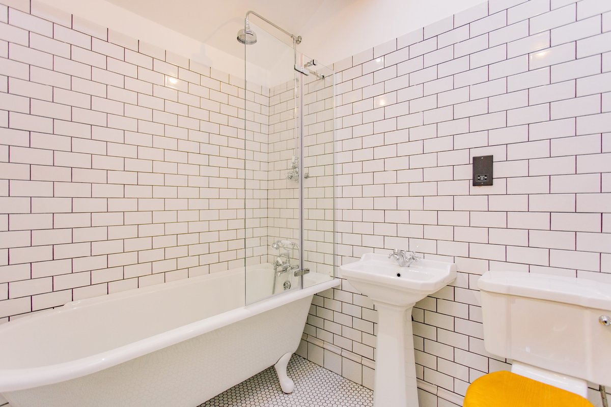 DaviesDaviesLDN's tweet photo. #SuccessfullyLet: We found this large two double bedroom apartment nestled in a design-led mews complex some new tenants. This property was let in record time, with two bathrooms, farmhouse style kitchen it's no wonder.

#sucessfullylet #tenanted #letagreed #finsburypark #n4 https://t.co/76xNk5flPK