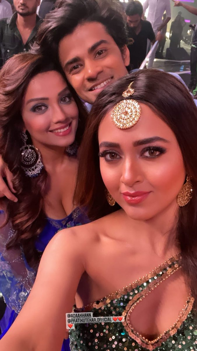 Filmwindow1's tweet photo. Tejasswi Prakash share a BTS picture with Adaa Khan and Pratik Utekar from Colors Rang Barse 2022 shoot.

#TejasswiPrakash  #AdaaKhan  #PratikUtekar #HoliSpecial
#Holi2022 #RangBarse #BTS #Picture 

@itsmetejasswi  @adaa1nonly https://t.co/NcpxEM9GY2