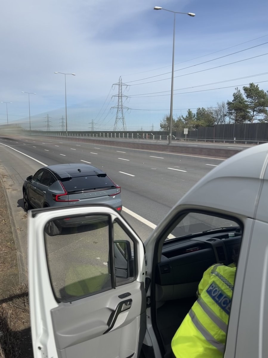 SurreyRoadCops's tweet photo. The driver of this van seemed to want to tell us it was 2pm already when he saw us filming his handheld phone use whilst driving along the M25.

He then realised who we were.

6 points &amp; £200 fine.

#Fatal5 - distracted driving https://t.co/ykGUu9Obrr