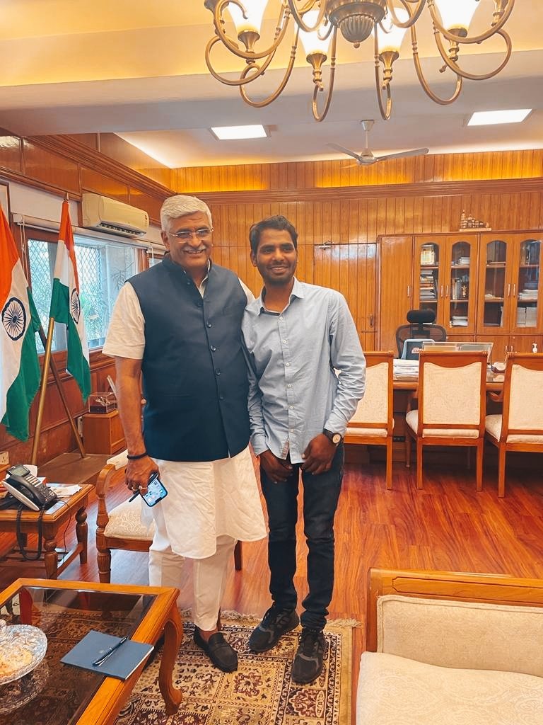 Ashokme11136581's tweet photo. विधानसभा क्षेत्र जमवारामगढ़ कि कई समस्या को लेकर माननीय केंद्रीय कैबिनेट मंत्री श्री गजेंद्र सिंह शेखावत जी से दिल्ली में मुलाकात
@OfficeOfGSS @PankajMeenaBJP @DeepakS59265722 https://t.co/O1YeTXyuqV