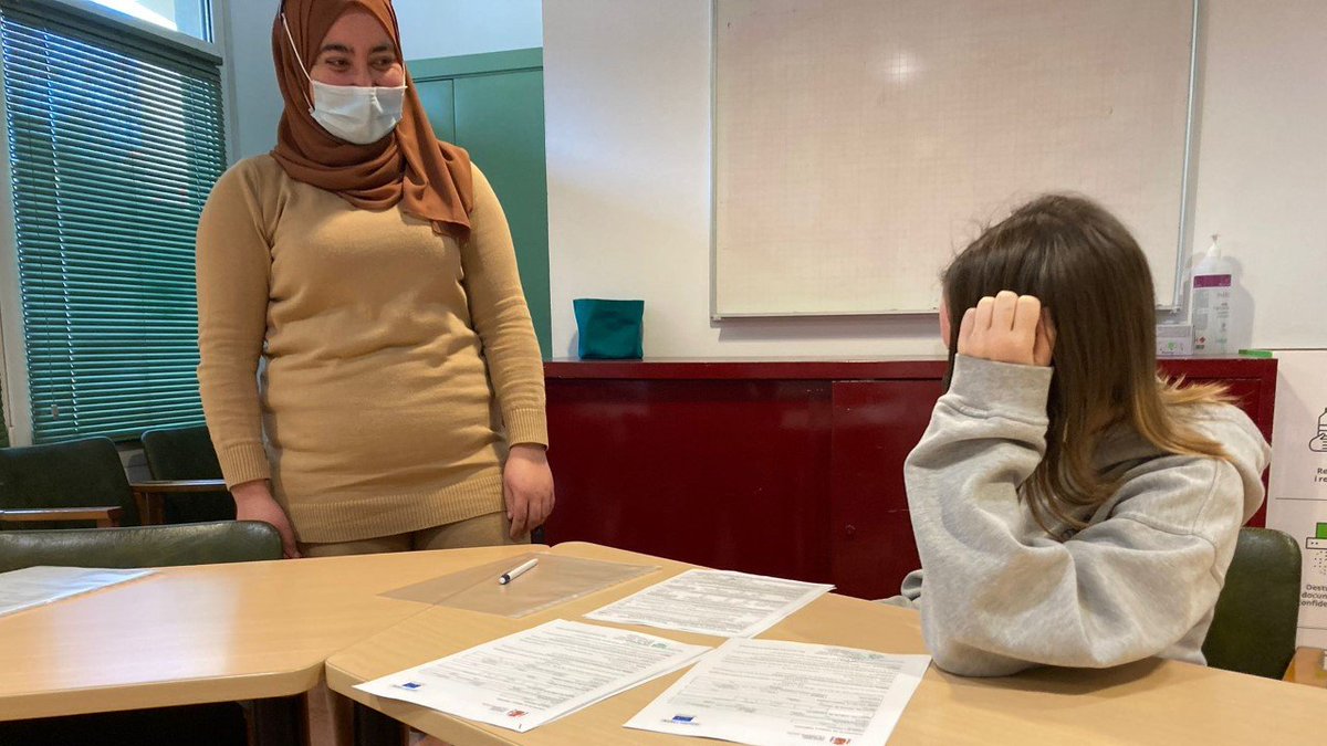 FundacioSERGI's tweet photo. 3 joves participants del #projecteInSalt signen el seu 1er contracte laboral. Formen part de les brigades joves de @ViladeSalt. Aquesta experiència farà que millorin la seva ocupabilitat i els obrirà portes al mercat laboral
😊 Molta sort Fadah, Aida i Ebrima!
#portadAcces #Salt https://t.co/lLd4Tmz5h4