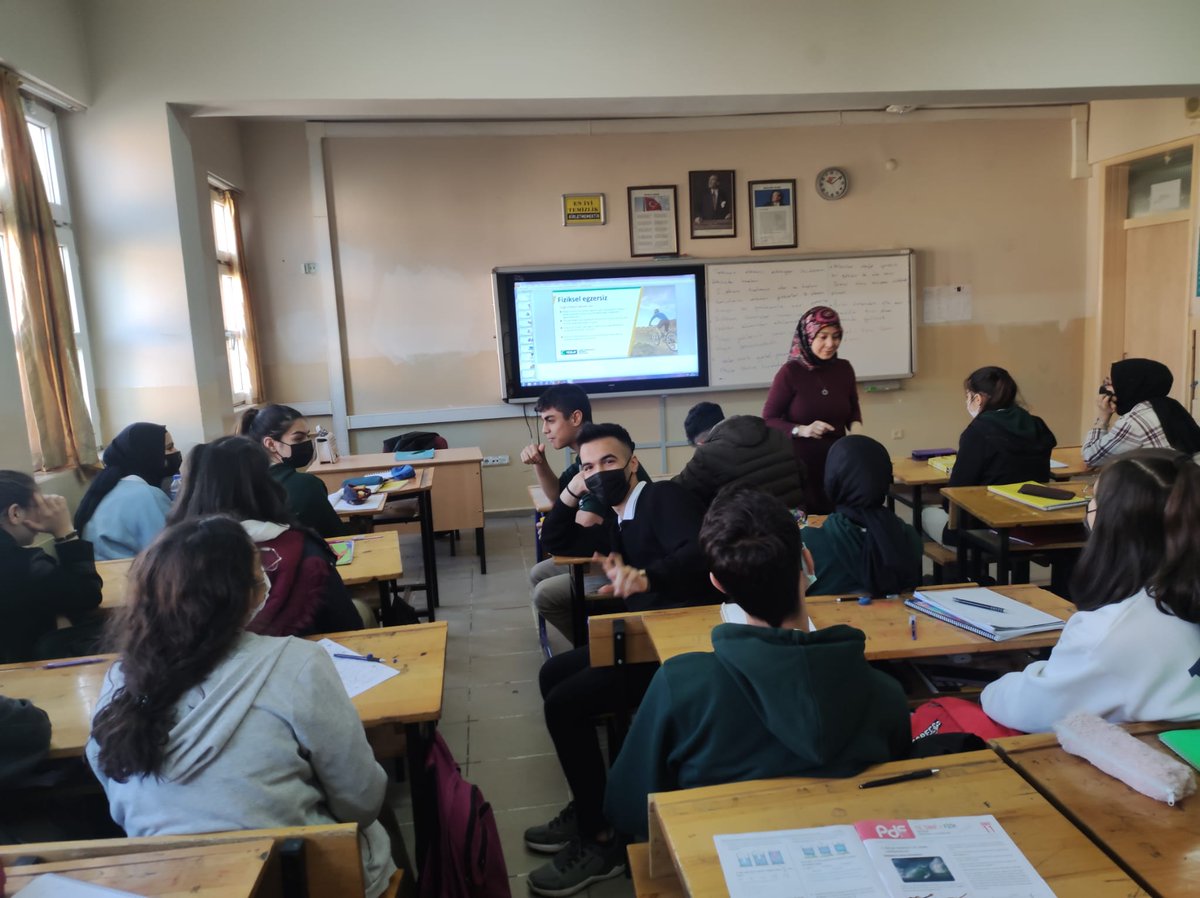 YesilayUrfa's tweet photo. Türkiye Bağımlılıklarla mücadele (TBM) kapsamında Yeşilay Şanlıurfa Şubesi ve  İl Milli Eğitim Müdürlüğü işbirliği ile okul eğitimlerimiz devam ediyor. #TBM #Yesilay  #Sanliurfa #Yesilayurfa @sanliurfammem63 @Abdullah_Erin47 https://t.co/sZEpbtkhXE