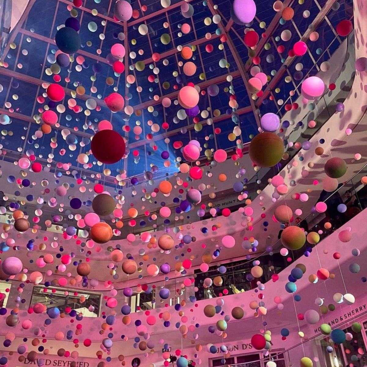 London Design Week 2022 is a remarkable celebration of the spring/summer 2022 launches, and to mark the occasion, Last night our team at Studio Franchi got the bubbles flowing as they joined the DCCH Cocktails &amp; Conversations Event 🥂 🍷 🥃 🍸 🍹