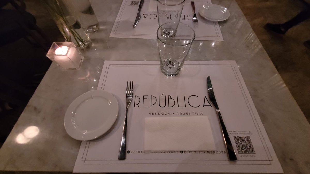 TrendHuntingBA's tweet image. #Mendoza cuenta con una gastronomía exquisita y a muy buenos precios, les recomiendo pasar por #Republica en @Palmares_Mall y sobre #AristidesVillanueva #foodie #turismo #natalialastero