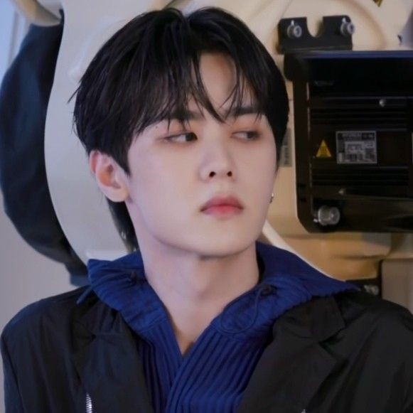 qianhours's tweet photo. if he looks at me like that 🤕 https://t.co/hINDFrd2uT
