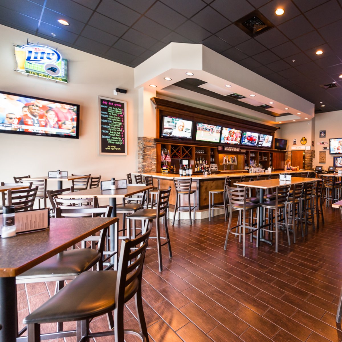 CraftPubHouse's tweet photo. There's always a table waiting for you! Tag a friend who you think needs to try dining here sometime. https://t.co/MOsHPUHt6a