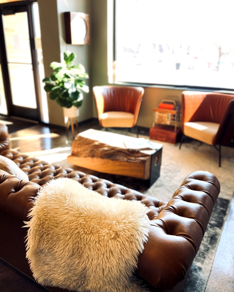 OxbowHotel's tweet photo. Mid-century modern lobby vibes ✨
.
.
.
#oxbowhotel #boutiquehotel #midcenturymodern #mcm #vintage #uniquehotel #indiehotel #wisconsingetaway #captureec #travelwisconsin https://t.co/TqwHkRH0kY
