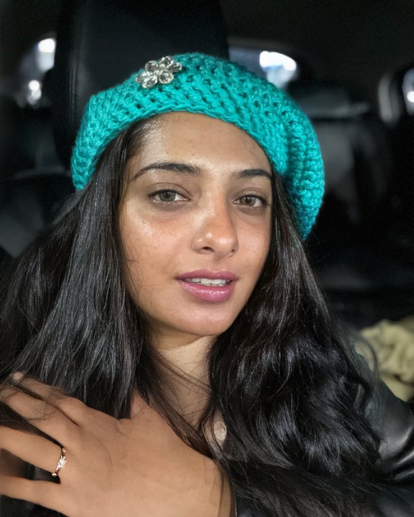 SumedhaRamanan's tweet photo. Thank you for this wonderful hand-crafted Beret Joy. Not only does it remind me of college when you started your first company, @crochita_india , but it is actually serving me well in the freezing weather here. Sorry about the face, who knew I could get sun burnt ?  #writinghome https://t.co/TkYi9yoZ8S