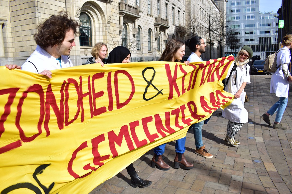 Climate = health. Bij de actie in Nijmegen spraken we met <a href="/MinisterKenE/">Minister KGG</a> . We spraken af om met hem en <a href="/ministerVWS/">Sophie Hermans</a> om tafel te gaan zitten om de kansen van klimaatbeleid voor gezondheid te bespreken!