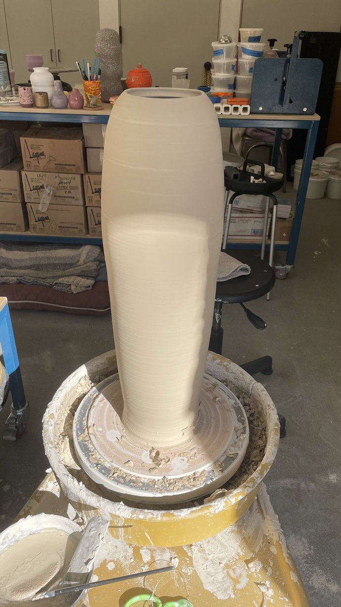 Sethrogen's tweet photo. This vase I made is fucking humongous. https://t.co/3JLFLmQPya