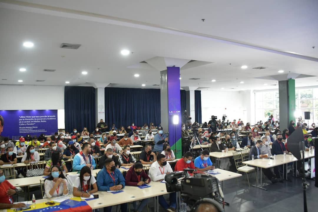 lauicom's tweet photo. ¡Entérate! 

El Presidente de la República, Nicolás Maduro decreta la creación de #LaUICOM en la Gaceta Oficial 41.774 del miércoles 4 de diciembre de 2019, en el marco de la Misión Alma Mater, como una Universidad Especializada, con personalidad jurídica y patrimonio propio. https://t.co/CRJBF5psir