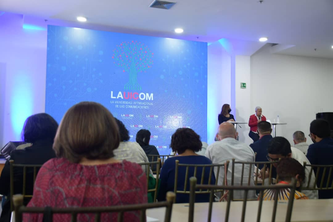lauicom's tweet photo. ¡Entérate! 

El Presidente de la República, Nicolás Maduro decreta la creación de #LaUICOM en la Gaceta Oficial 41.774 del miércoles 4 de diciembre de 2019, en el marco de la Misión Alma Mater, como una Universidad Especializada, con personalidad jurídica y patrimonio propio. https://t.co/CRJBF5psir