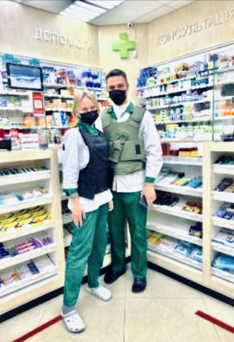 rafaelborras's tweet photo. Farmacéuticos ucranianos con chaleco antibalas, protegiéndose para proteger #Farmacia #Ucrania https://t.co/xQHq62uuZ8