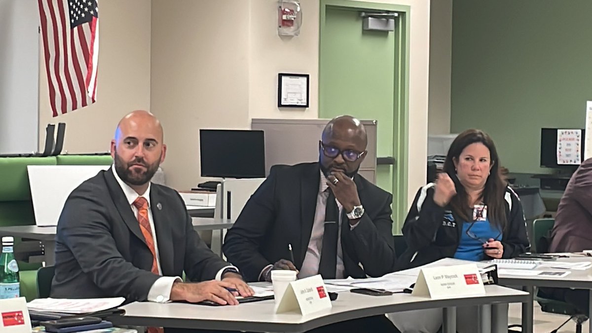 AnneKnight4Edu's tweet photo. Problem solving @MDCPSDAS #StrategicallySpeaking roundtable session helps to make clear decisions during turbulent, overwhelming times, and many experts identify it as a vital soft skill for school leaders in post-pandemic times. @lisagarcia_lisa @trydiggs https://t.co/eD9mxzPyLq